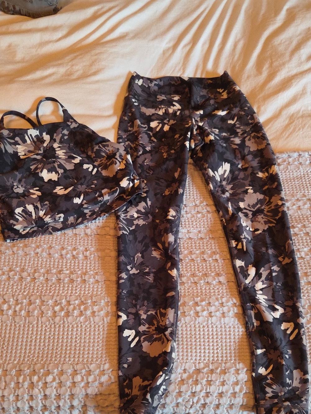 Floral Print High-Waist Leggings in Black & Cream Small